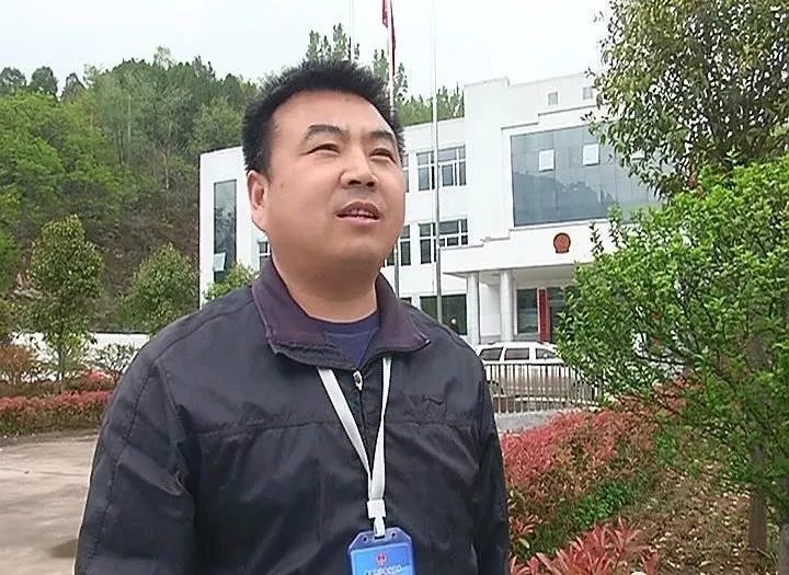 辉县首条:突发!光天化日下,景区旁两辆车烧的面目全非