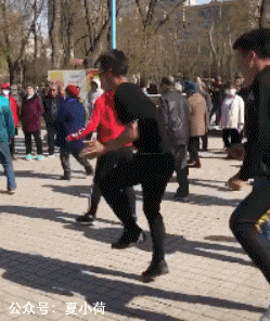 搞笑gif趣图:今天不给女朋友买车,估计是走不出4s店了