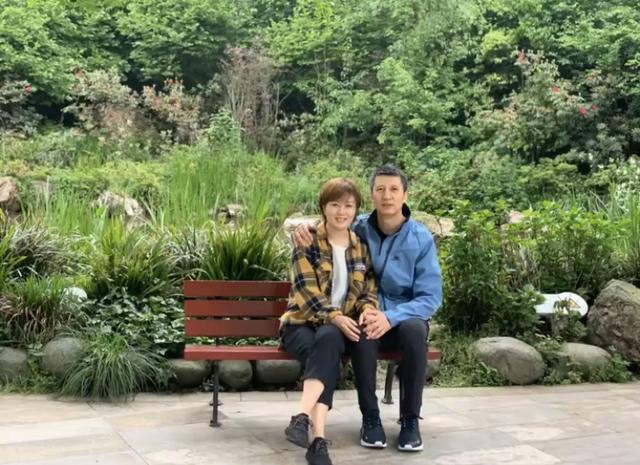 郭士强一家景区游玩!搂娇妻面部表情严肃,女儿长得很像爸
