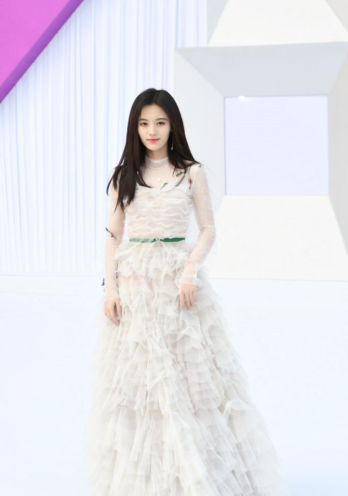 鞠婧祎一身白色长纱裙,长发飘飘妆容清丽,仙气十足!