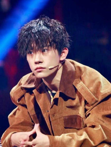 男明星锡纸烫发型，易烊千玺，王俊凯，王源一家人整整齐齐