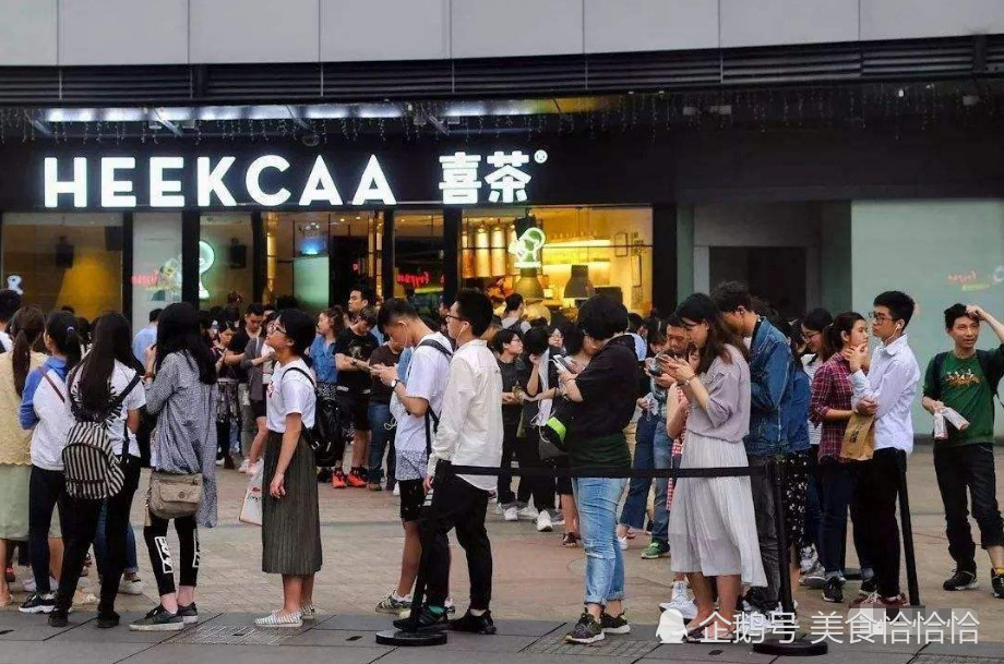中国人排队买aj,而美国人却在排队买奶茶,网友:碾压星巴克!