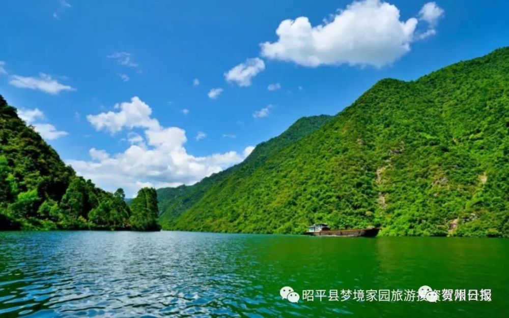 桂江生态旅游景区位于昭平县, 上起文竹镇临江村, 下至昭平镇富裕村