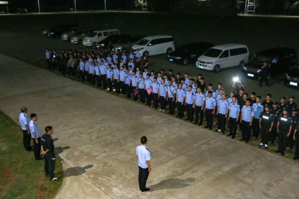 现场直击:茂名警方出动500警力,抓捕电白籍诈骗团伙,66人当场被捕