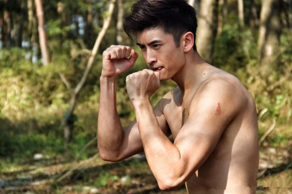 牛奶肌张云龙新剧又脱了!这位185八块腹肌长腿直男,实力更强!