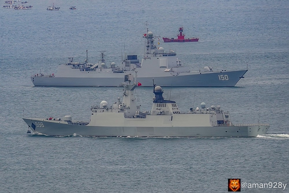 052c型150号"长春"舰与054a型598号"日照"舰,交错而过的画面也被定格