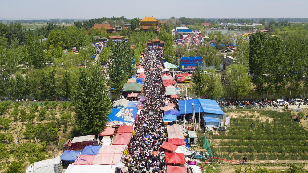 直击山东定陶仿山庙会第一天现场报道,现场人山人海,走不动