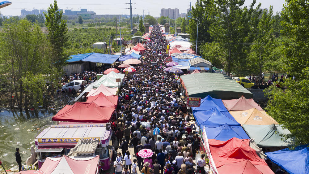 直击山东定陶仿山庙会第一天现场报道,现场人山人海,走不动