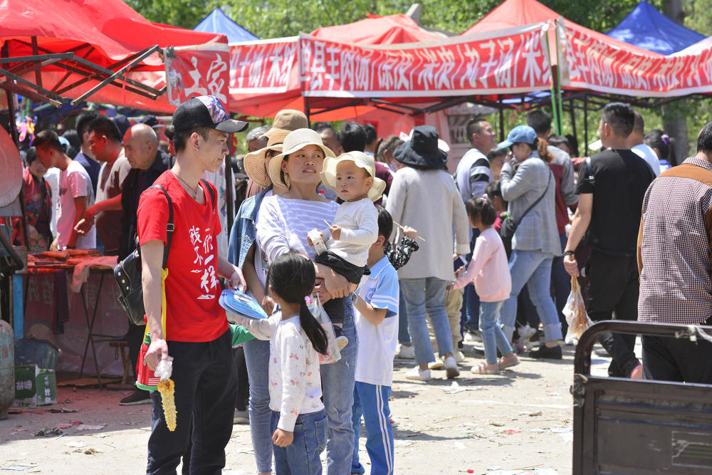 直击山东定陶仿山庙会第一天现场报道,现场人山人海,走不动