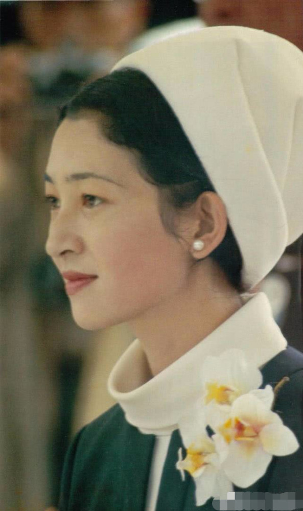日本新皇后才华出众,她婆婆前代皇后美智子年轻时盛世