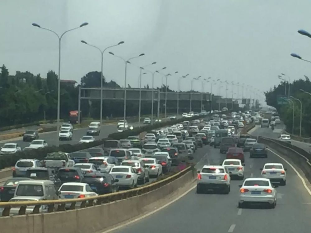 云a大军摸黑出动,拥堵模式夜里已开启!