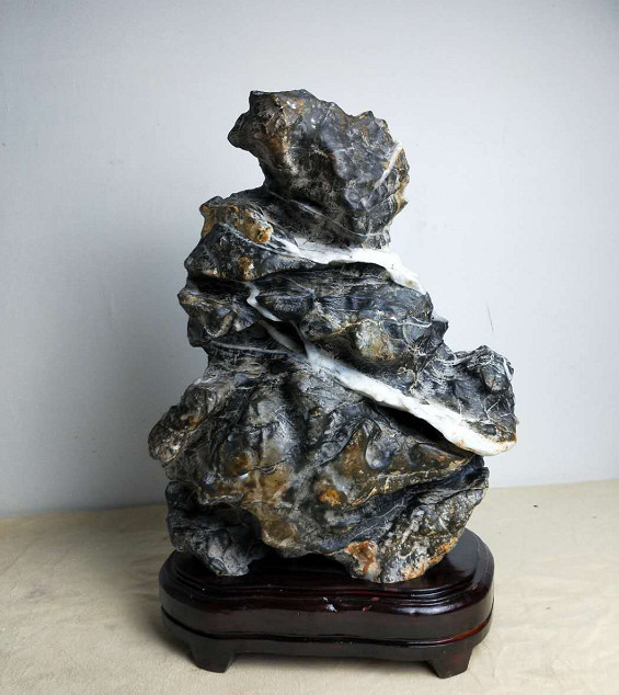 神雕栖云峰,石形象一只驻足休憩的神雕,神态悠然,特别是白色的石筋