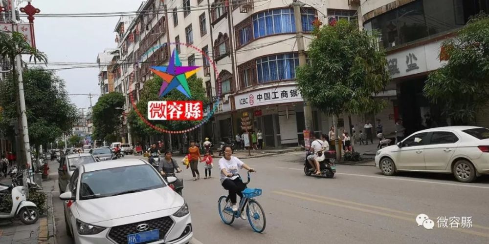 30个容县简闻,一级路班车这样上客,真不要命