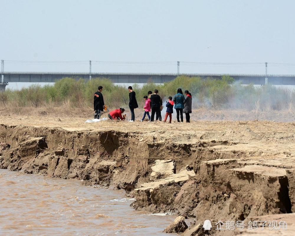 内蒙古包头数百人在黄河边游玩烧烤,背后河岸泥土正在脱落