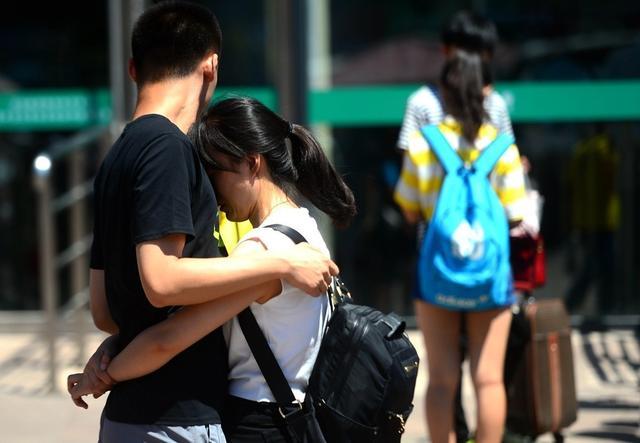 6月底各高校迎来毕业离别季,一批大学生离开校园,在济南火车站,上演着