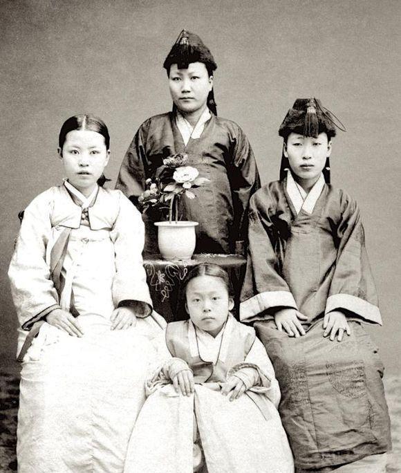 穿着传统服饰的朝鲜妇人