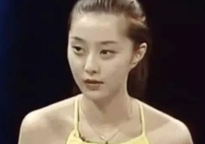 范冰冰出道前旧照曝光,对比现照网友发现端倪:眼睛绝对有问题