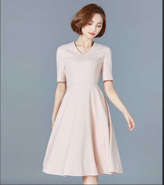 米色连衣裙 除了各种西装套裙,还可以选择一条时装版型的连衣裙