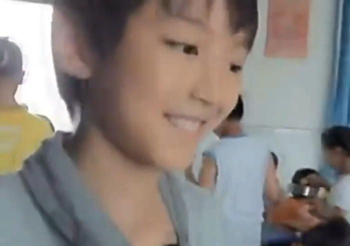 王俊凯小学是全班最低?看到排队打饭的他,粉丝:多吃点
