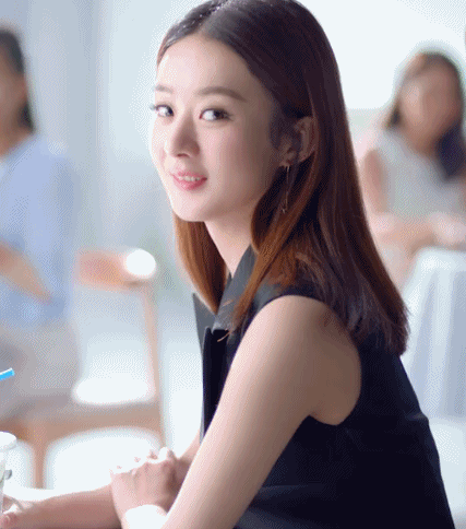 尤其是当她笑得时候,一双眼睛也弯弯的,笑意盈盈,给人一种如沐春风的