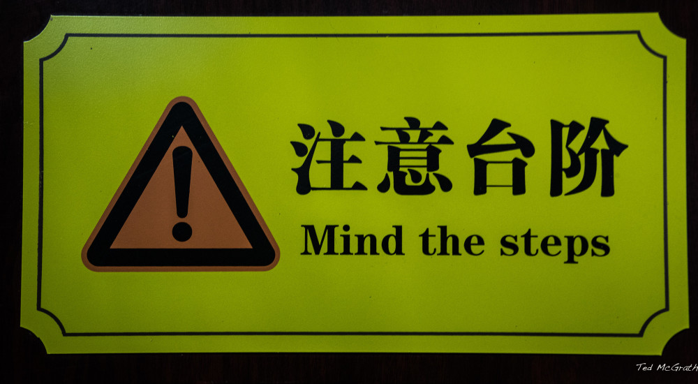 令外国游客都发懵的中国英文警示牌,翻译太不走心,闹了很多笑话