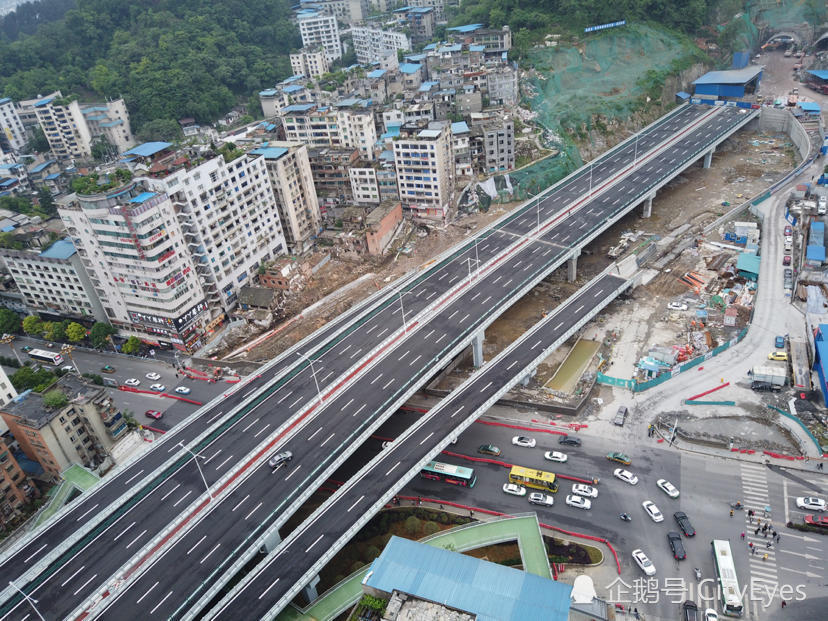 进口设在横跨中华路从丁字口上来方向的高架桥下,出口设在合众路口处