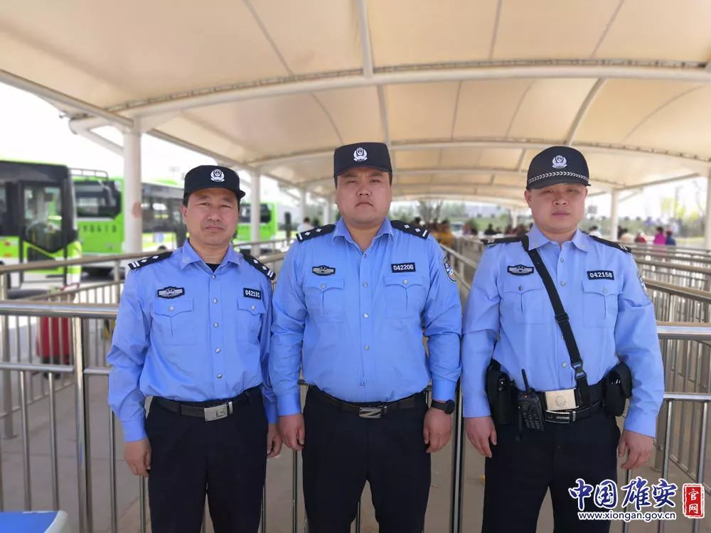 5月2日,容城县公安局治安大队民警在雄安市民服务中心p1停车场值班.