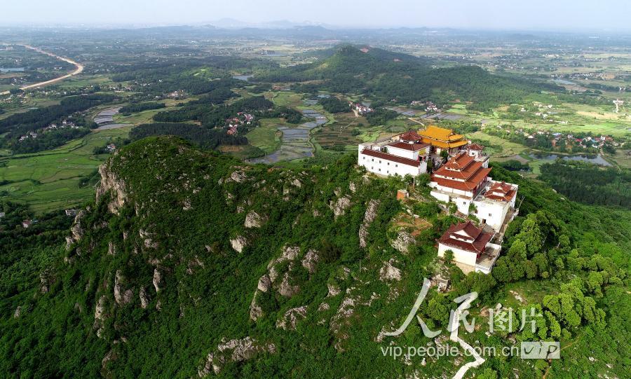 2019年5月2日,航拍安徽省庐江县乐桥镇岱鳌山主峰龙王顶.