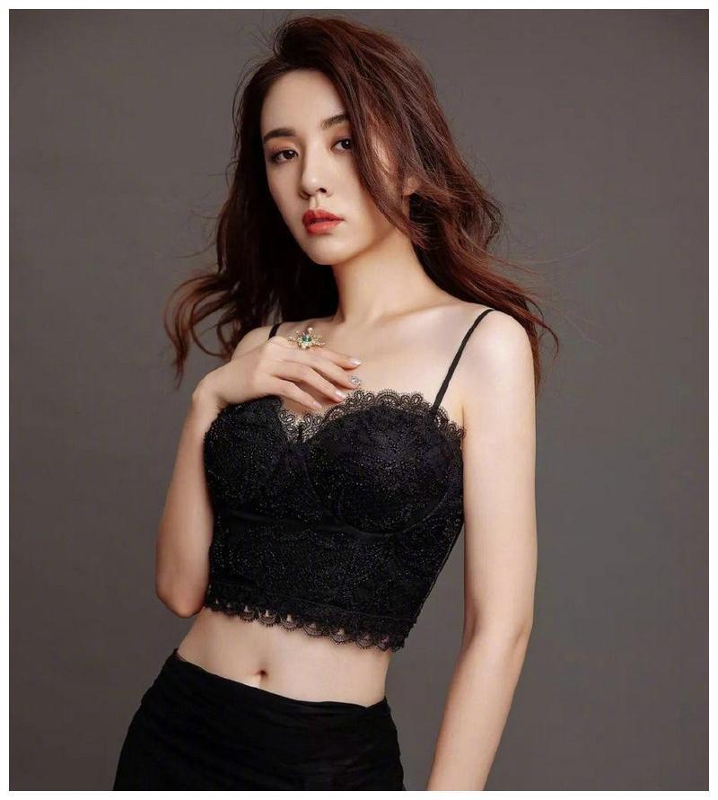 王晓晨夏日穿搭照,五官精致,穿薄纱好惊艳