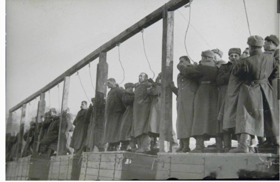 罕见二战老照片:苏联对德国战犯实施集体绞刑,惨烈现场不忍直视