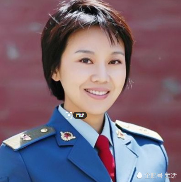 看到女明星们当兵的照片,孙俪清纯,刘涛甜美,唯独她像
