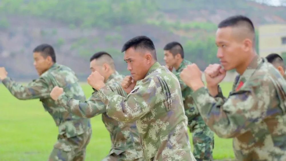 这是武警广东总队机动支队正在进行的一场反劫持演练,作为此次抓捕