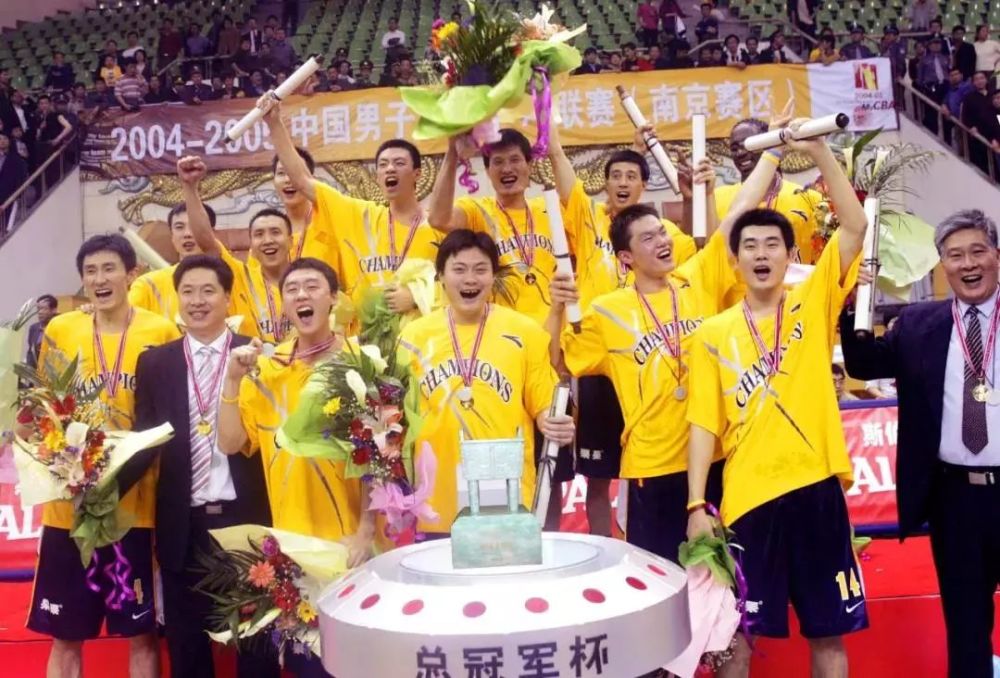 夺得本赛季cba联赛冠军! 广东宏远成为史上第一支夺得九冠的球队!