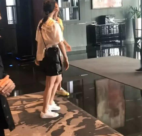 170袁咏仪与165应采儿同框比腿,袁咏仪竟输了,年轻就是好