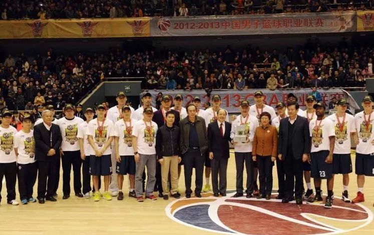 6年,2226天的等待,今夜终于圆梦!广东男篮是冠军!