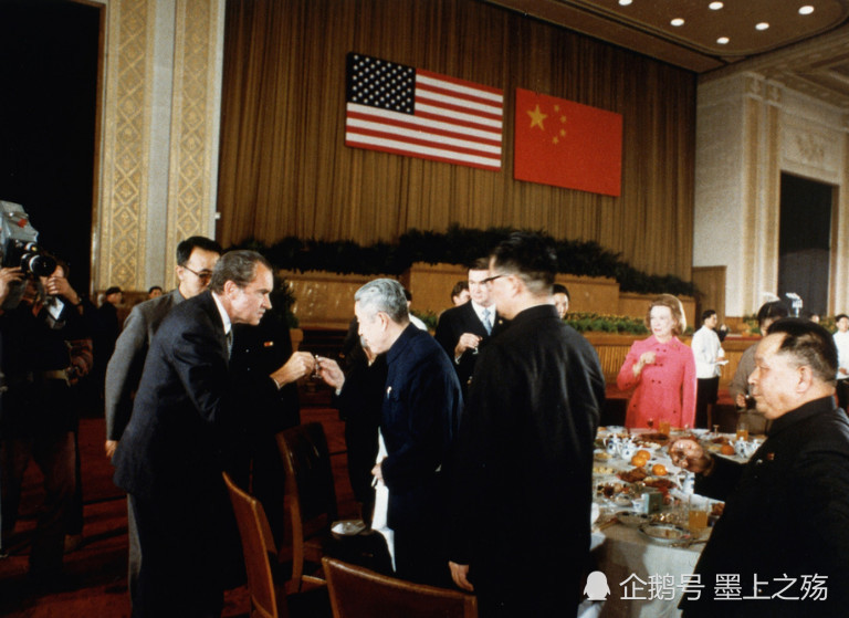 1972年尼克松访华,周总理设国宴款待,陪同观看文艺表演