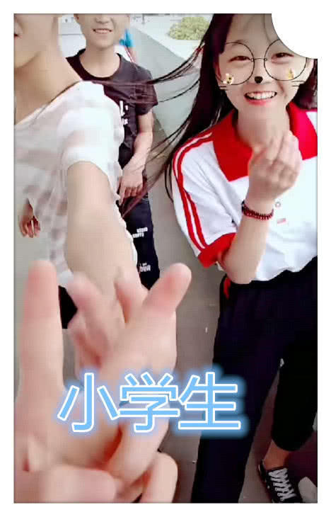同样是"校服",小学生的姨妈红忍了,看见大学生:这还是人?