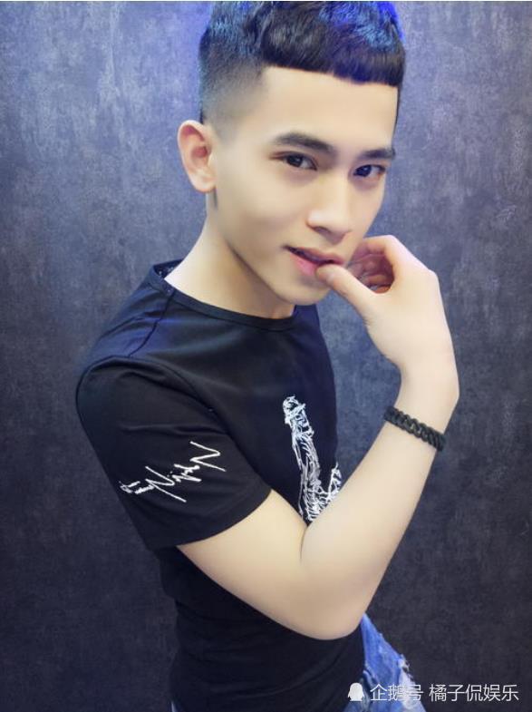 吴迪晒出超豪华直播间,花费百万建成堪比演唱会舞台,网友:真长脸!