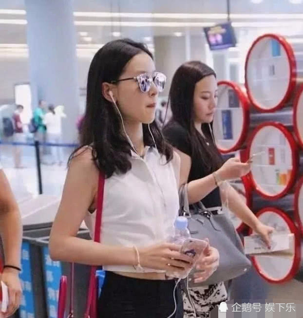 章泽天现身机场,一改往日小清新风格,穿露脐装高腰裤