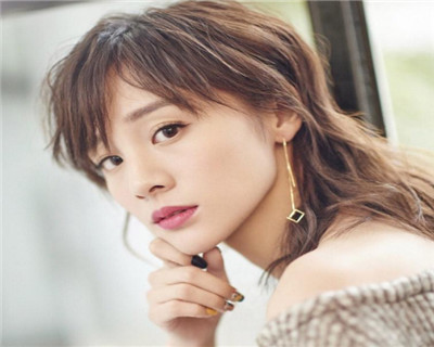 成龙一手捧红的女星 相识14天就闪婚 今32岁被宠成公主 看点快报