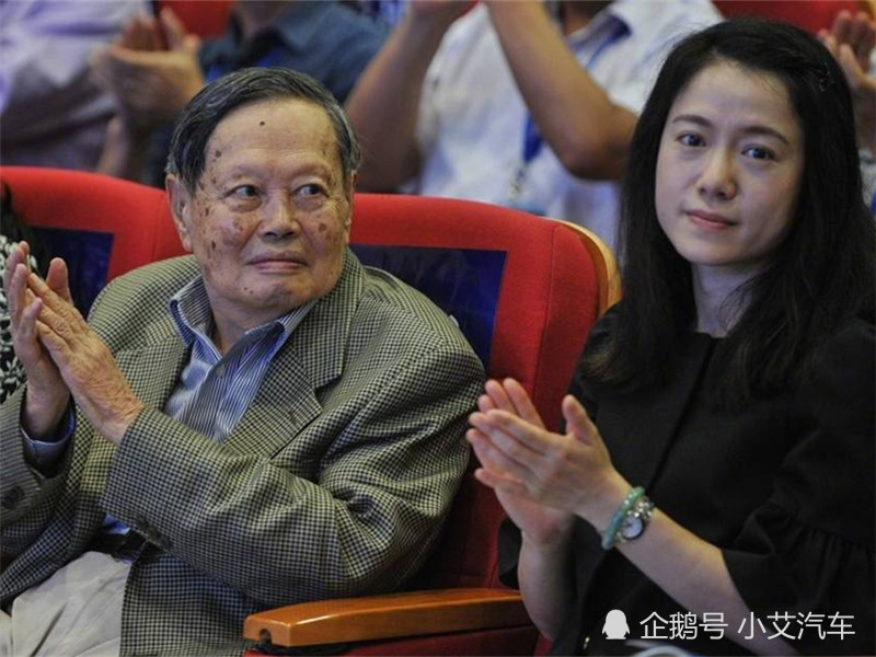 96岁的杨振宁,送翁虹豪车,网友:老夫少妻真的是为了爱情?