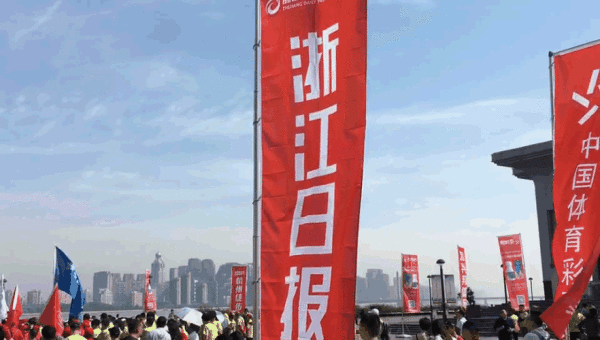 到了现场,大家第一件事就是换上写着70这个数字的t恤,在钱塘江边留下