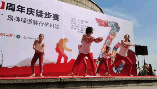 到了现场,大家第一件事就是换上写着70这个数字的t恤,在钱塘江边留下