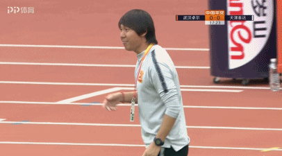 gif-武汉外援意外冲出广告牌摔倒,李铁场边焦急吹头发!