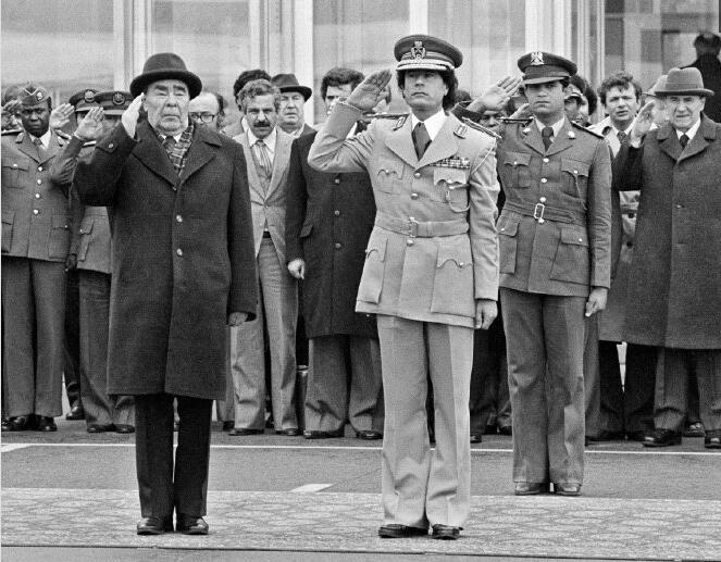 卡扎菲与当时的苏联领导人勃列日涅夫关系十分要好,卡扎菲也因此获得