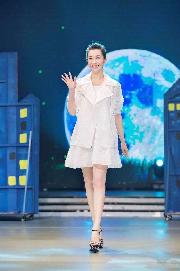 许晴个子挺高的呀,还要穿20厘米细针鞋,明星为了美真是拼!