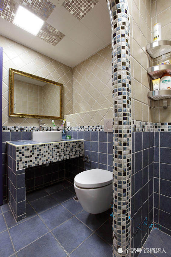 厕所蓝白色,洗漱台,淋浴间也都是砖砌的.