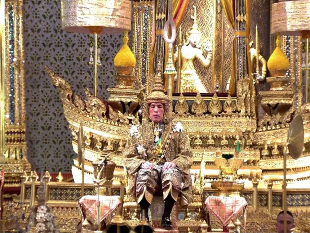 泰国国王加冕佩戴15斤重王冠,紧锁眉头满头大汗,妻子趴地行礼