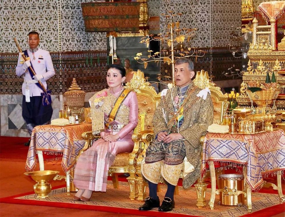 泰国国王加冕佩戴15斤重王冠,紧锁眉头满头大汗,妻子趴地行礼