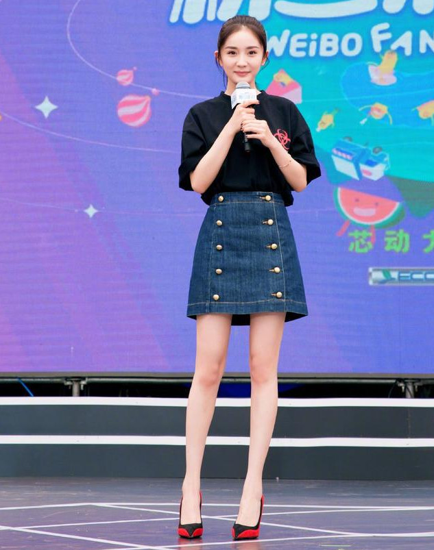 高扎马尾,黑色上衣扎在牛仔短裙中,脚踩暗红色高跟鞋,大秀"筷子腿"